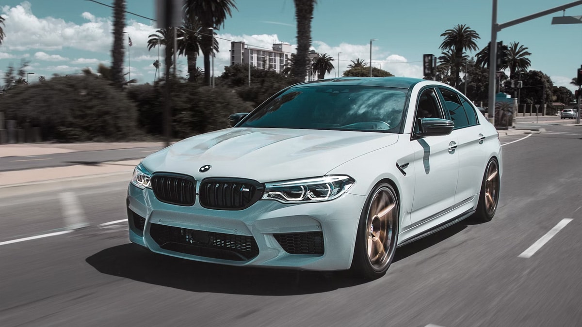 Oder doch lieber mit dem Auto anreisen? Foto: Jon Koop / Unsplash