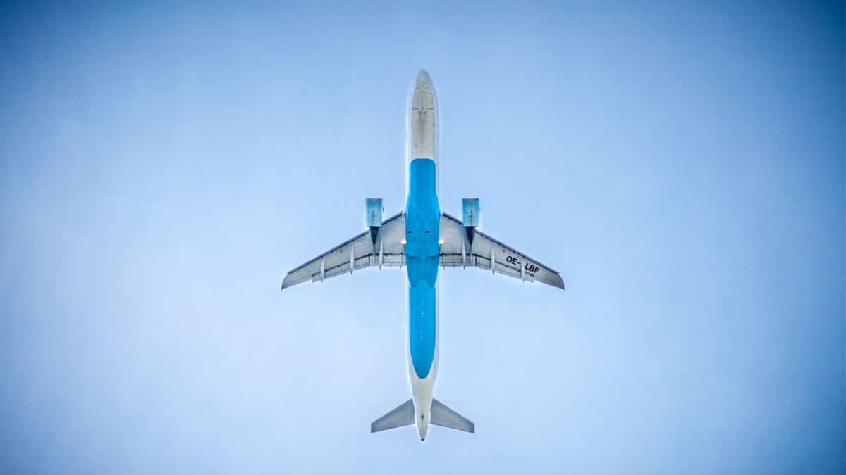 Mit dem Flugzeug zum Hafen, Foto: Deniz Altindas / Unspalsh