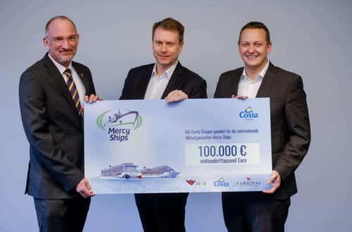 Carnival-Maritime Scheck-Übergabe mit Udo Kronester (l.), Michael Thamm (m.), Felix Eichhorn (r.), Foto: AIDA Cruises