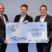 Carnival-Maritime Scheck-Übergabe mit Udo Kronester (l.), Michael Thamm (m.), Felix Eichhorn (r.), Foto: AIDA Cruises
