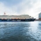 Begegnung der Mein Schiff 5 mit der Elbphilharmonie, Foto: TUI Cruises