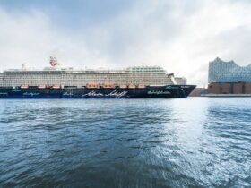 Begegnung der Mein Schiff 5 mit der Elbphilharmonie, Foto: TUI Cruises