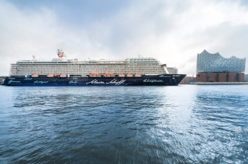 Begegnung der Mein Schiff 5 mit der Elbphilharmonie, Foto: TUI Cruises