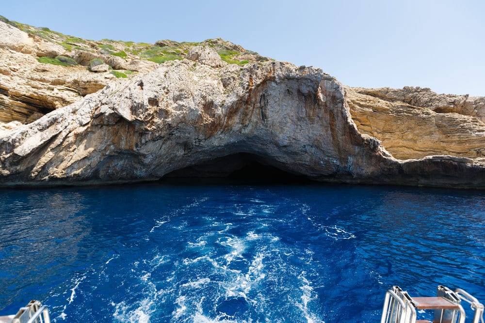 Eine der Meerwasserhöhlen auf Cabrera, Foto: © Castenoid / Fotolia.com