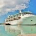 Ein Kreuzfahrtschiff legt in St. John, Antigua an, Foto: © crlocklear / Fotolia.com