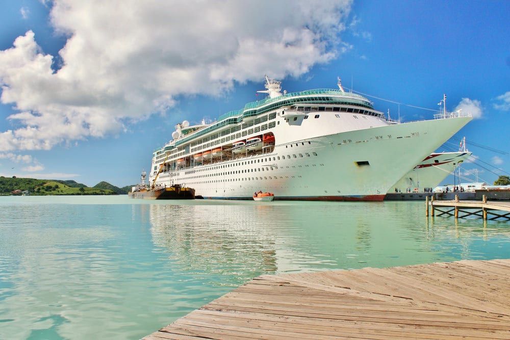 Ein Kreuzfahrtschiff legt in St. John, Antigua an, Foto: © crlocklear / Fotolia.com