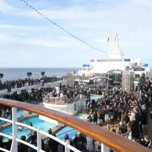 Ein Highlight der Full Metall Cruise: Die Konzerte auf dem Pooldeck, Foto: TUI Cruises