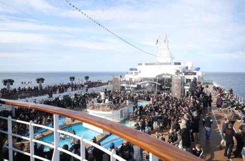 Ein Highlight der Full Metall Cruise: Die Konzerte auf dem Pooldeck, Foto: TUI Cruises