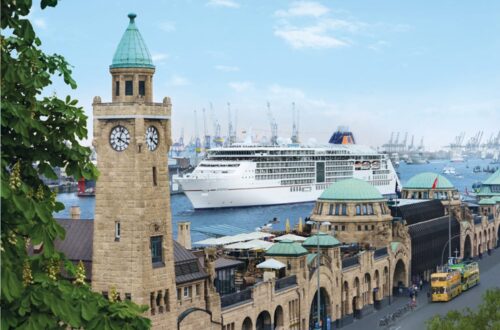 MS EUROPA 2 begleitet die Auslaufparade der Atlantic Anniversary Regatta im Hamburger Hafen