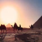 Per Kamel zu den Pyramiden in Ägypten