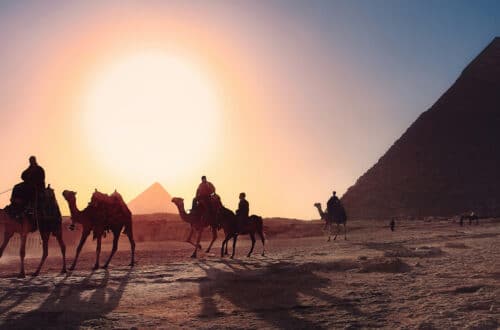Per Kamel zu den Pyramiden in Ägypten