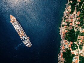 Kreuzfahrtschiff vor Kotor, Foto: Polina Rytova / Unsplash