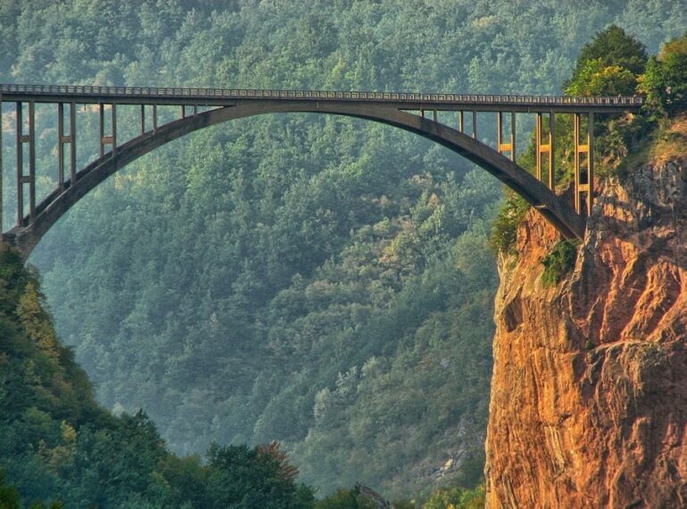 Brücke führt über die Tara Schlucht, Foto: czu_czu_PL / Pixabay