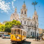 Gelbe Tram unterwegs in den Strassen von Lissabon