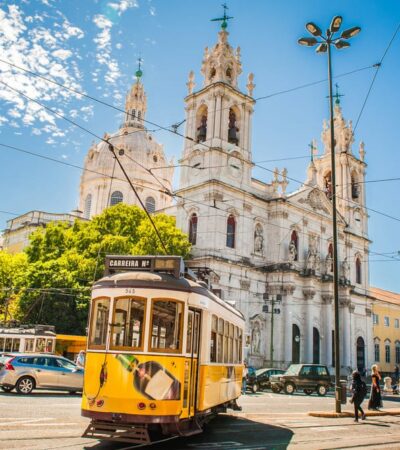 Gelbe Tram unterwegs in den Strassen von Lissabon