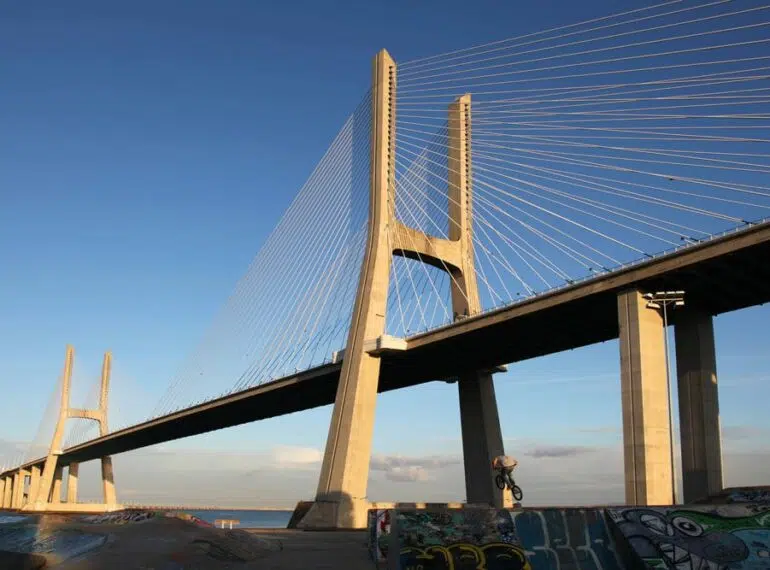 Brücke Ponte Vasco da Gama in Lissabon