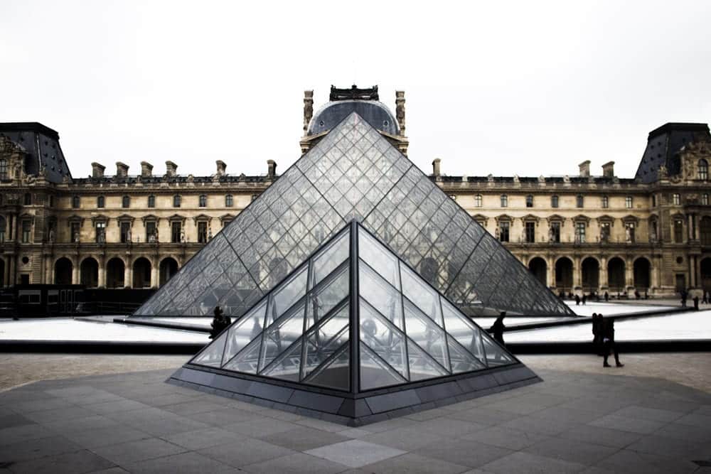 Pyramide vor dem Louvre
