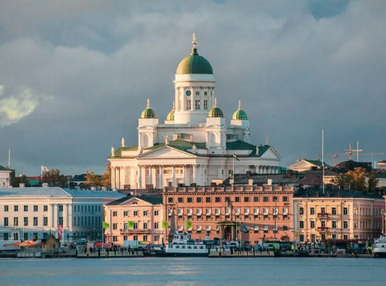 Blick vom Wasser auf den Dom zu Helsinki