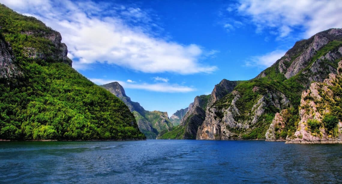 Komani-See in Albanien, Foto: Yves Alarie / Unsplash