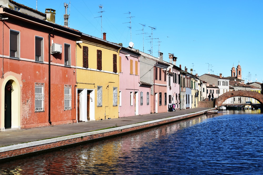 Farbenprächtige Hausfassaden in Comacchio, Foto: Chris Barbalis / Unsplash
