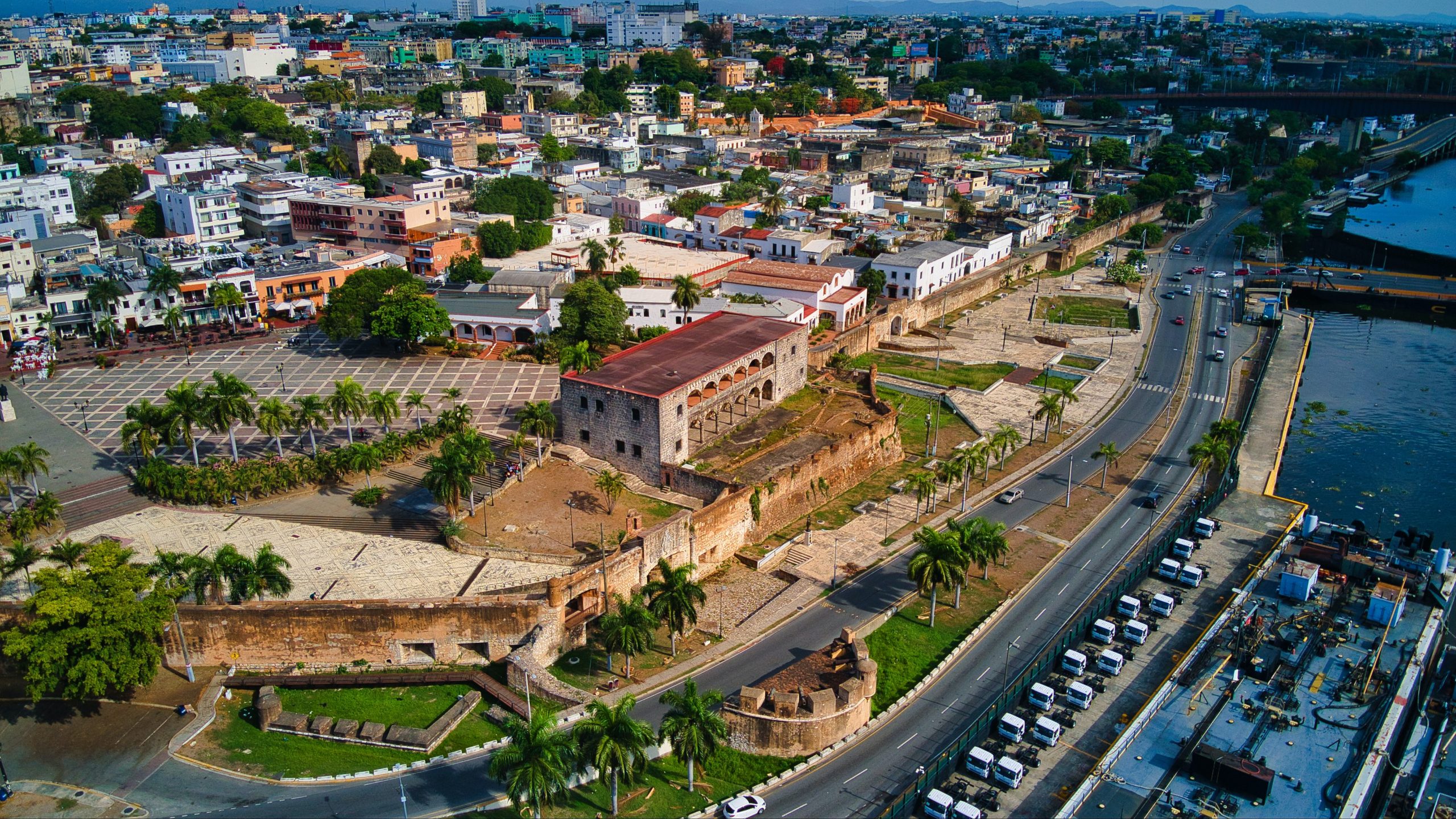 Alcázar de Colón, Calle la Atarazana, Foto: Venero Encarnación Martínez / Unsplash