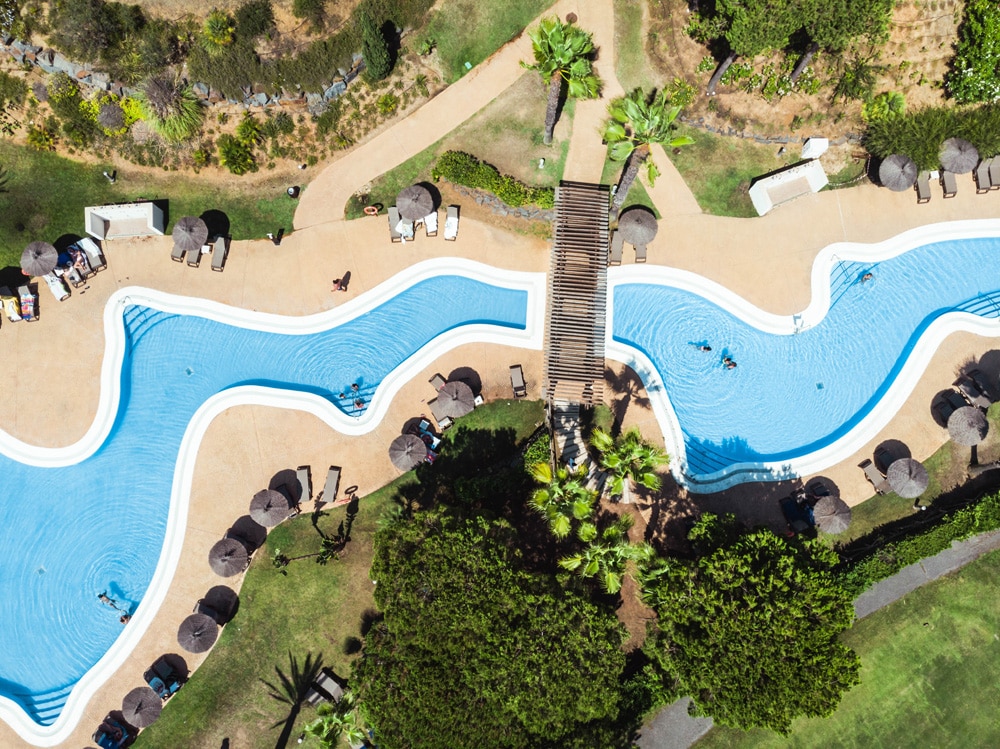 Urlaubshotels am liebsten mit Pool, Foto: Victor Garcia / Unsplash