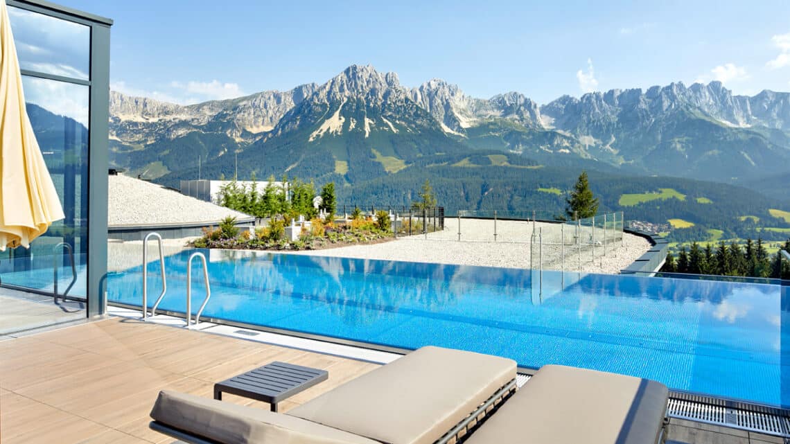 Absolutes Highlight der großzügigen Erweiterung des Wellnessbereichs: der 18 Meter langer Unlimited Mountain Pool über den Dächern des Kaiserhofs, Foto: Michael Huber / 5*S Hotel Kaiserhof Ellmau