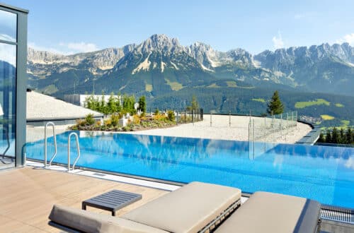 Absolutes Highlight der großzügigen Erweiterung des Wellnessbereichs: der 18 Meter langer Unlimited Mountain Pool über den Dächern des Kaiserhofs, Foto: Michael Huber / 5*S Hotel Kaiserhof Ellmau
