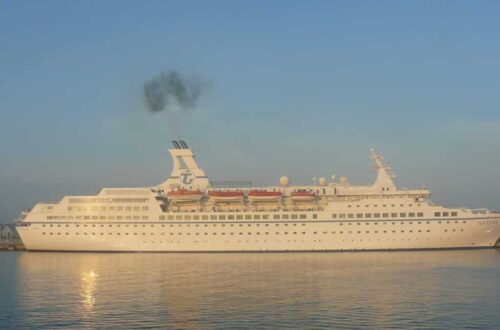 Kreuzfahrtschiff mit Rauchfahne