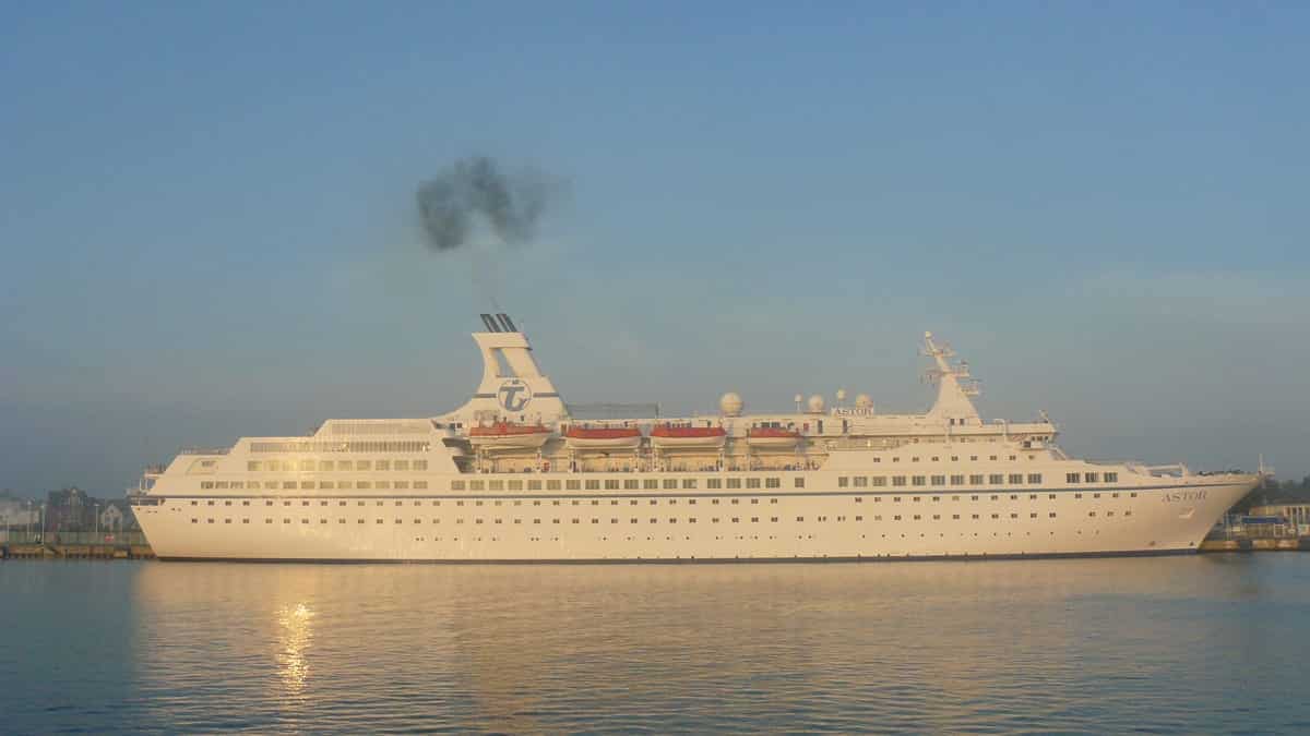 Kreuzfahrtschiff mit Rauchfahne
