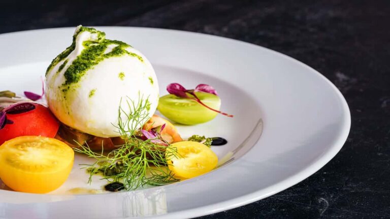 Als Vorspeise Mozzarella mit Pesto und bunten Tomaten, Foto: Sebastian Coman Photography / Unsplash