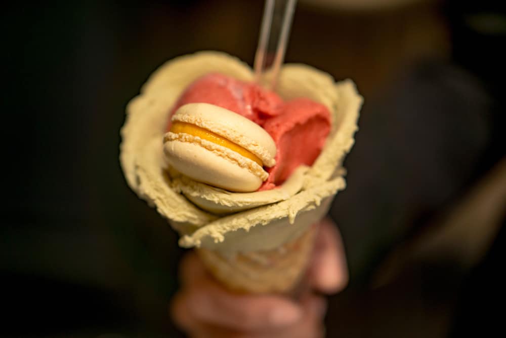 Eiscreme mit einem Macaron, Foto: Derek Story / Unsplash