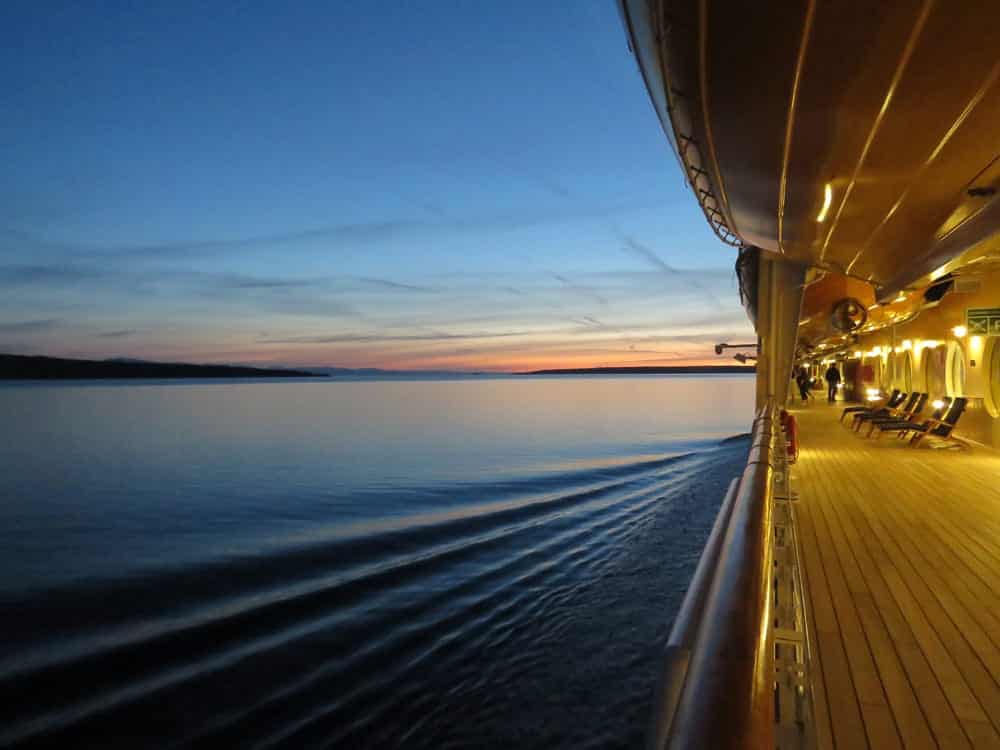 Sonnenuntergang an Bord, Foto: Sheila Jellison / Unsplash