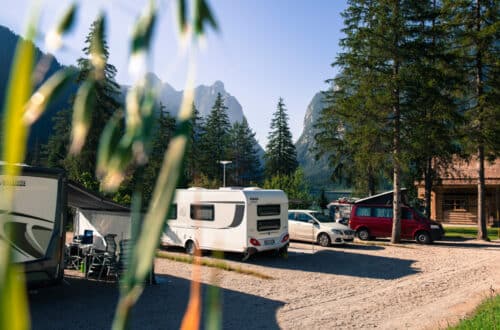 Campingplatz Toblacher See am Fuße der Sextener Dolomiten in Südtirol, Foto: obs/ADAC SE/Panzenberger / C. Toblacher See