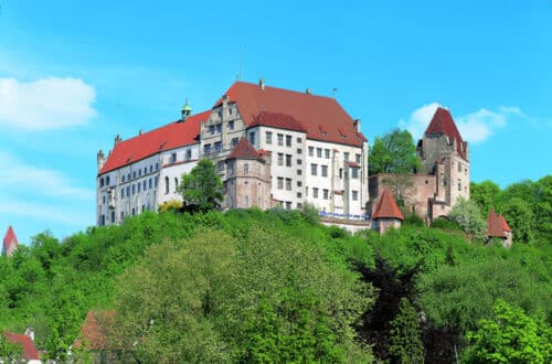 Auf der herrschaftlichen Burg Trausnitz bietet die Kunst- und Wunderkammer Glanzvolles und Kurioses. Ein Erlebnis gleich überhalb der pittoresken Altstadt Landshuts. Foto: "obs/Museum für Franken/Bayerisches Nationalmuseum"