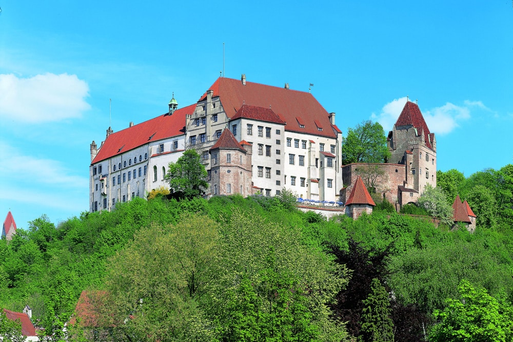 Auf der herrschaftlichen Burg Trausnitz bietet die Kunst- und Wunderkammer Glanzvolles und Kurioses. Ein Erlebnis gleich überhalb der pittoresken Altstadt Landshuts. Foto: "obs/Museum für Franken/Bayerisches Nationalmuseum"