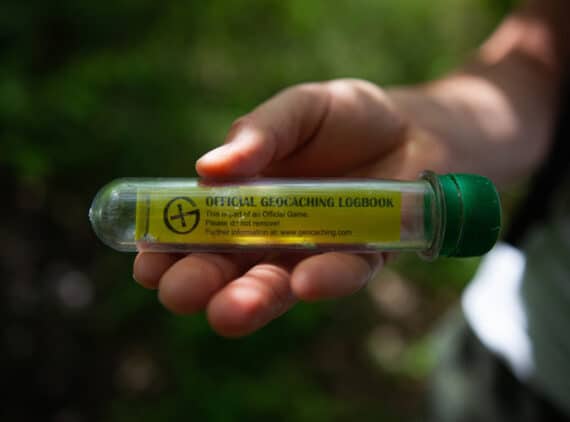 So kann ein Hinweis beim Geocaching aussehen, Foto: Martin Lostak / Unsplash