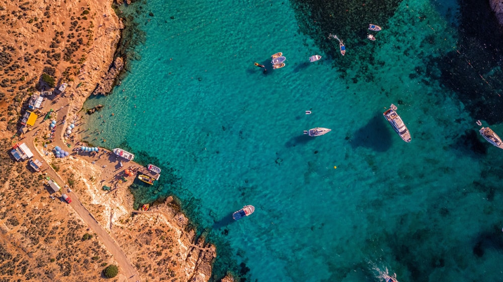 Es gibt einige blaue Lagunen - wie hier auf Comino - auf Malta zu entdecken, Foto: Mike Nahlii / Unsplash