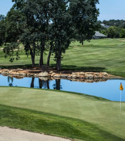 Es gibt überall schöne Golf-Anlagen, Foto: Edewaa Foster / Unsplash