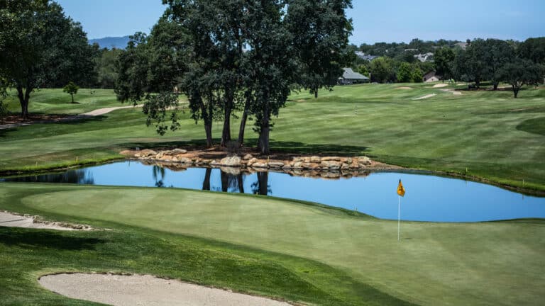 Es gibt überall schöne Golf-Anlagen, Foto: Edewaa Foster / Unsplash