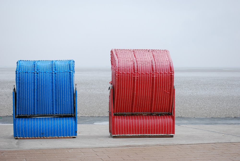 Auch an Regentagen von Trübheit keine Spur: Strandkörbe auf Butjadingen, Foto: Ilse Orsel / Unsplash