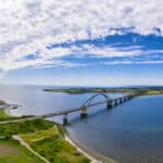 Die Fehmarnsundbrücke verbindet Fehmarn mit dem Festland, Foto: Thomas / Adobe Stock
