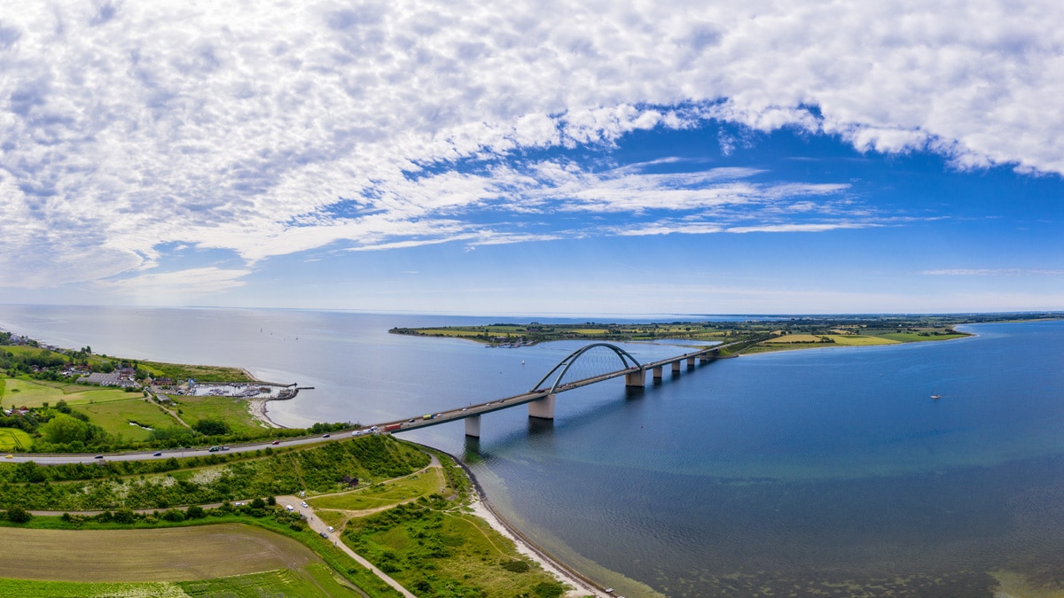Die Fehmarnsundbrücke verbindet Fehmarn mit dem Festland, Foto: Thomas / Adobe Stock