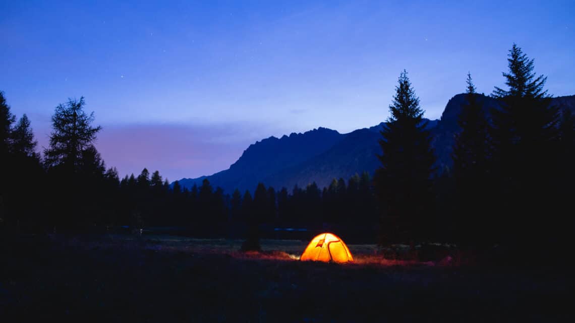 Camping in den Dolomiten, Foto: Luca Baggio / Unsplash