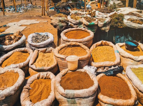 Gewürzmarkt in Bida, Nigeria, Foto: Omotayo Tajudeen / Unsplash