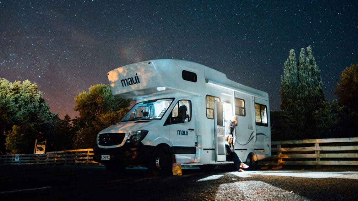 Mit dem Wohnmobil unter dem freien Himmel übernachten - ein Traum. Foto: Hanson Lu / Unsplash