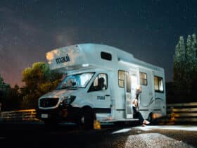 Mit dem Wohnmobil unter dem freien Himmel übernachten - ein Traum. Foto: Hanson Lu / Unsplash