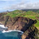 Steilküste auf den Azoren, Foto: Yves Alarie / Unsplash