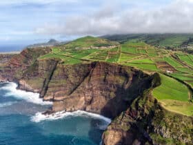 Steilküste auf den Azoren, Foto: Yves Alarie / Unsplash