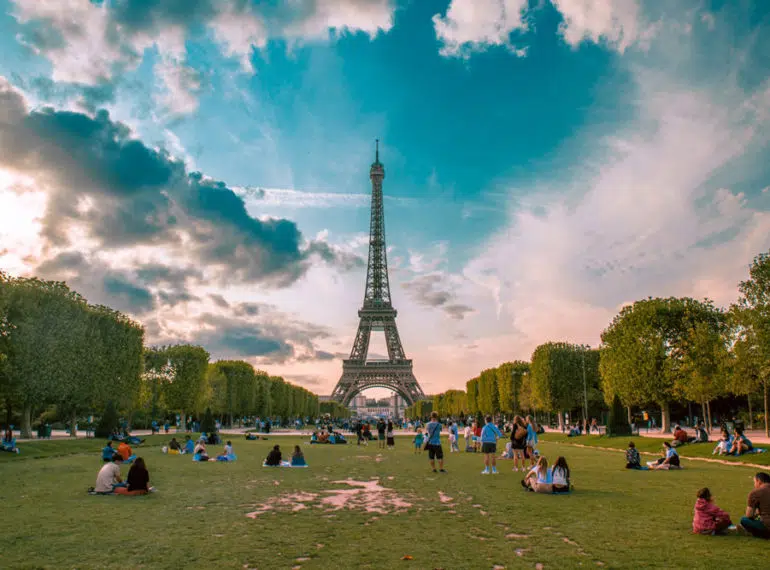 Blick auf den Eiffelturm vom Parc du Champ-de-Mars in Paris, Foto: Il Vagabiondo / Unsplash
